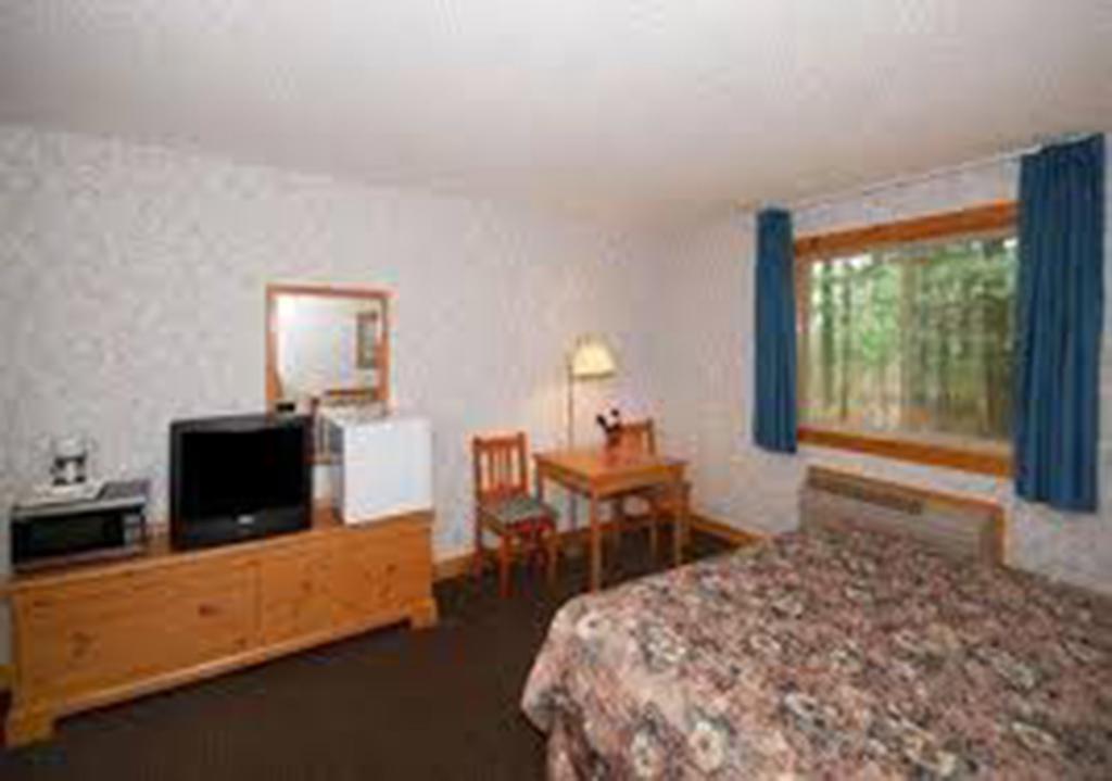 The Pinewood Lodge Au Gres Exterior photo