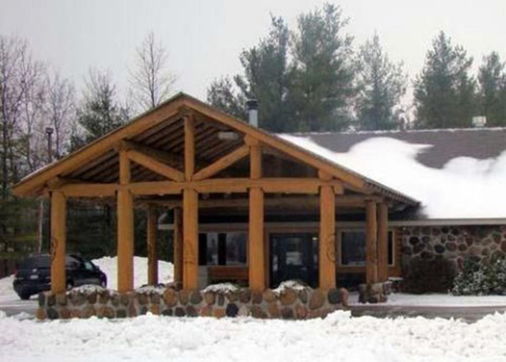 The Pinewood Lodge Au Gres Exterior photo